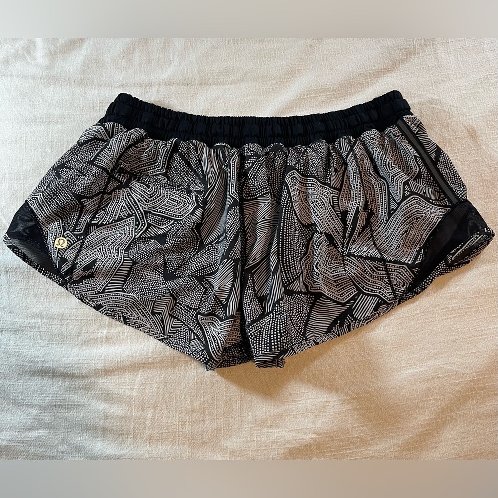 Lululemon Hotty Hot 2" Running Shorts Womens Dottie Tribe White Black Sz 10 - Picture 8 of 11